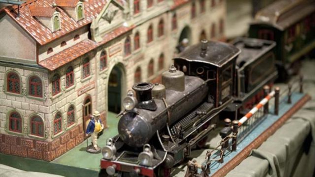 111125113557_miniature-train-sothebys-new-york-city.jpg